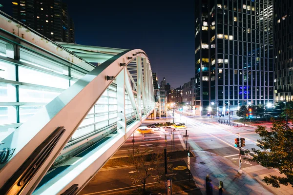 Pedestrian bridge over 9A at night, in Lower Manhattan, New York — Stock Photo, Image