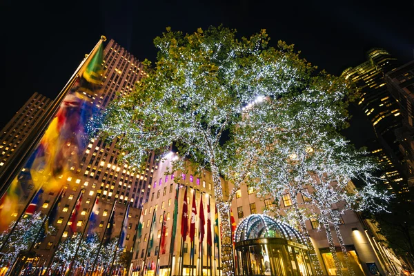 Światła na drzew i budynków w nocy w Rockefeller Center w — Zdjęcie stockowe