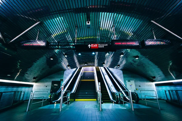 Escada rolante dentro da Estação de Metro Roosevelt Island, em Manhat — Fotografia de Stock