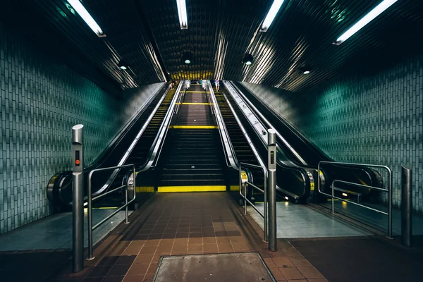Escaleras mecánicas dentro de la estación de metro Roosevelt Island, en Manhat —  Fotos de Stock