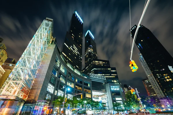 Gebouwen in de nacht op Columbus Circle, in Manhattan, New York. — Stockfoto