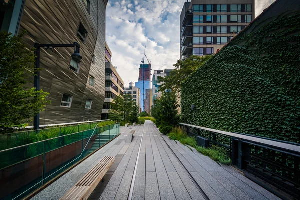 Buildings and walkway on The High Line, in Chelsea, Manhattan, N — Stock Photo, Image