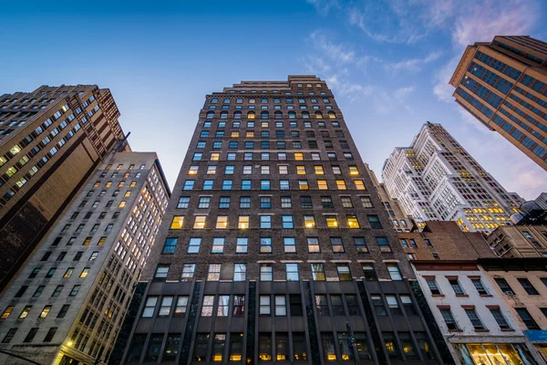 Edificios a lo largo de la Sexta Avenida en el crepúsculo, en Midtown Manhattan, Ne — Foto de Stock