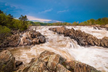 Great Falls Park, Potomac Nehri'nde Vir fırtınalı bahar günü