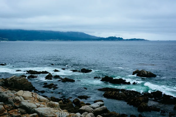 Vista da costa rochosa do Pacífico a partir da 17 Mile Drive, em Pebbl — Fotografia de Stock