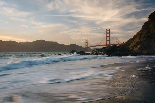 Gün batımında, Golden Gate Köprüsü Baker Sahili, San Fra gördüm — Stok fotoğraf