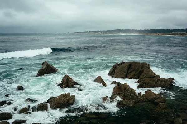 Pedras e ondas no Oceano Pacífico, vistas da 17 Mile Driv — Fotografia de Stock