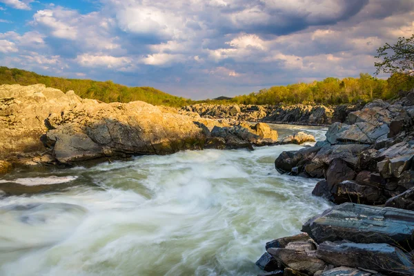 Evening light on rocks and rapids in the Potomac River, at Great — Stock Photo, Image