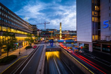 Sergels Torg görünümünü alacakaranlıkta, Norrmalm, Stockholm, İsveç