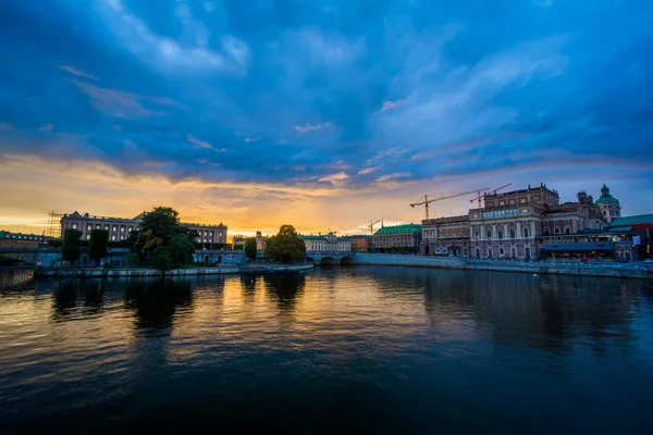 Puesta de sol sobre Helgeandsholmen y Norrmalm, en Estocolmo, Suecia . — Foto de Stock