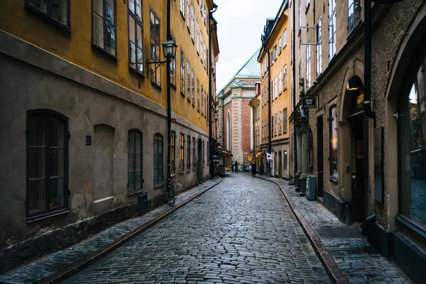 Calle estrecha en Galma Stan, Estocolmo, Suecia . —  Fotos de Stock