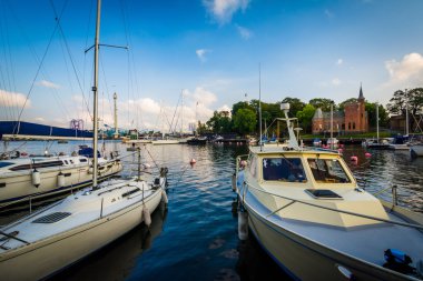 Stockholm, İsveç Skeppsholmen, Norrmalm, tekneler yanaştı.