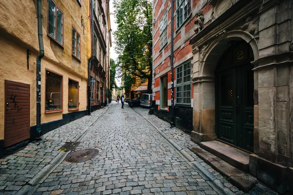 Una calle estrecha en Galma Stan, Estocolmo, Suecia . —  Fotos de Stock
