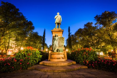 Johan Ludwig Runeberg Esplanadi'ye Park'ta heykeli gece, H