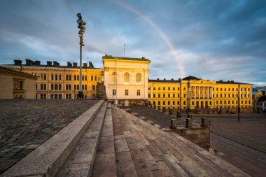 Gökkuşağının üstünde Senaatintori, gün batımında, Senato Meydanı Helsinki,