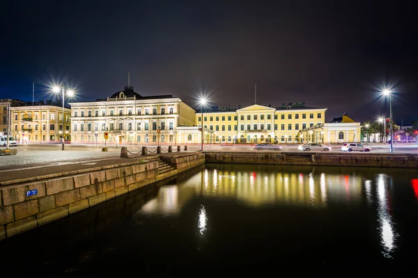 到了晚上，在芬兰首都赫尔辛基，在市场广场建筑. — 图库照片