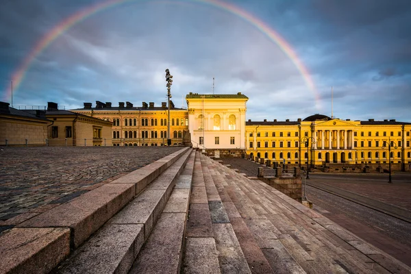 Arcobaleno su Senaatintori, Piazza del Senato al tramonto, a Helsinki , — Foto Stock