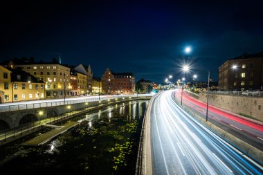 Centralbron ve gece, Galma Stan Ridd görülen binaların