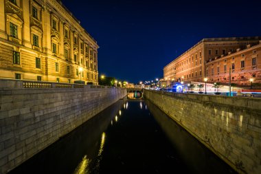 Gece boyunca Stallkanalen binalar Stallbron GA görüldü