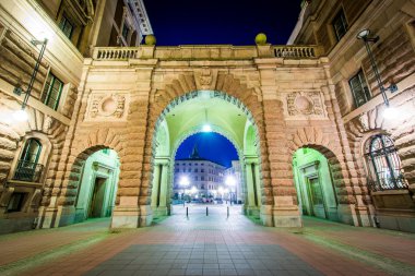 Arch adlı Riksdagshuset, gece, Galma S Parlamento Binası