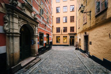 Bir dar Arnavut kaldırımlı sokak Galma Stan, Stockholm, İsveç.