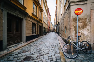 Bir dar Arnavut kaldırımlı sokak Galma Stan, Stockholm, İsveç.