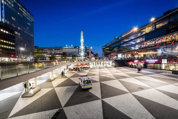 Vista de Sergels Torg à noite, em Norrmalm, Estocolmo, Suécia . — Fotografia de Stock