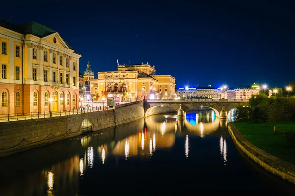 Brücke auf norrbro bei Nacht, in galma stan, stockholm, schweden. — Stockfoto