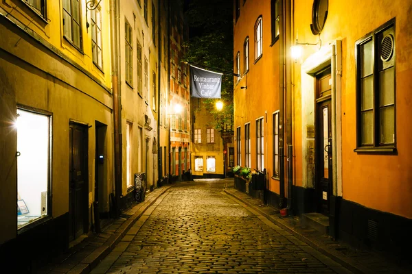 Een smalle geplaveide straat 's nachts, in Galma Stan, Stockholm, — Stockfoto