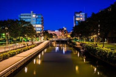 Helsinki, Finlandiya, alacakaranlıkta Ruoholahti kanalda.