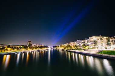 Helsinki, Finlandiya, gece, Ruoholahti kanalda.
