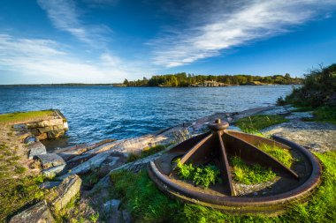 Kayalık sahil Suomenlinna, Helsinki, Finlandiya.