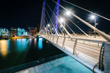 Crusell Köprüsü'nde gece, Ruoholahti kanalda Helsinki,