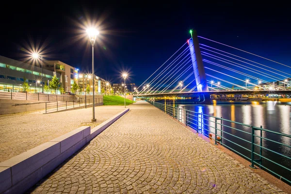 Crusell Bridge nocą, nad kanałem Ruoholahti, w Helsinkach, — Zdjęcie stockowe