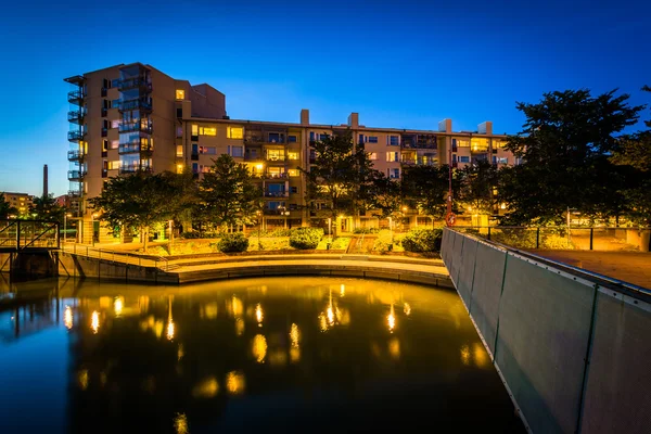 Edificio a lo largo del canal Ruoholahti en el crepúsculo, en Helsinki, Fi — Foto de Stock