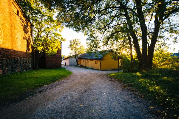 Silnice a budovy na Suomenlinně, Helsinky, Finsko. — Stock fotografie