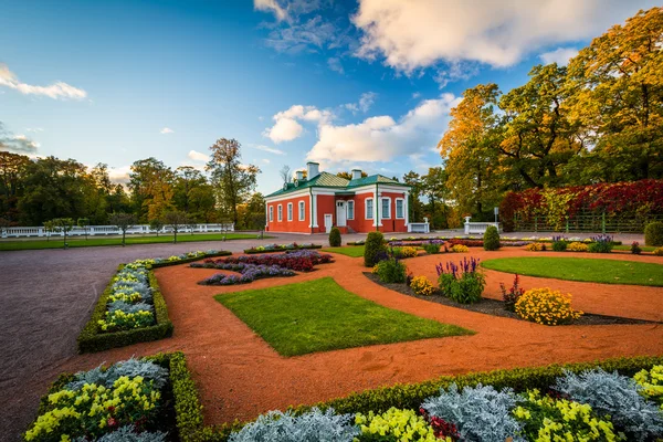 Trädgårdar och höst färg utanför Kadriorg Palace, på Kadrioru Pa — Stockfoto