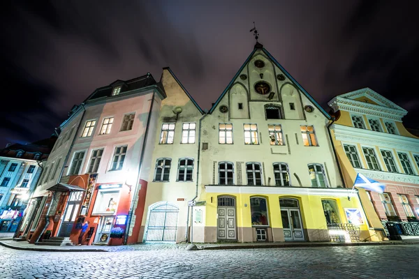 Здания вдоль Кунинги ночью, в Старом городе, Таллинне, Эсто — стоковое фото