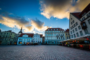 Eski Şehir Meydanı, günbatımı, Tallinn, Estonya.