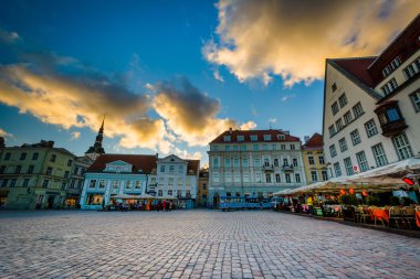 Eski Şehir Meydanı, günbatımı, Tallinn, Estonya.