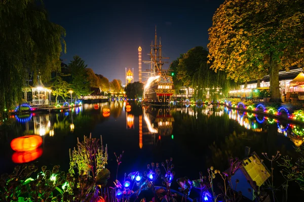 El lago en los jardines de Tivoli por la noche, en Copenhague, Dinamarca . — Foto de Stock