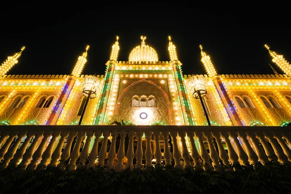 Palácio Nimb à noite, nos Jardins Tivoli, em Copenhaga, Dinamarca . — Fotografia de Stock