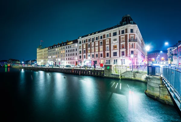 Épületek mentén a Nyhavn csatorna éjjel, Koppenhágában, Denmar — Stock Fotó