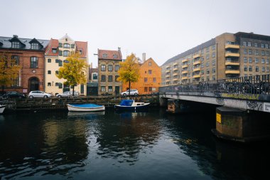 Sonbahar renk ve Christianshavn kanalda Ch boyunca binalar