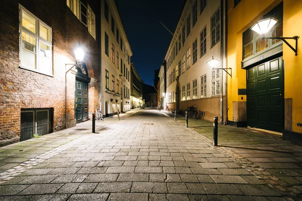 Una calle estrecha por la noche, en Copenhague, Dinamarca . —  Fotos de Stock