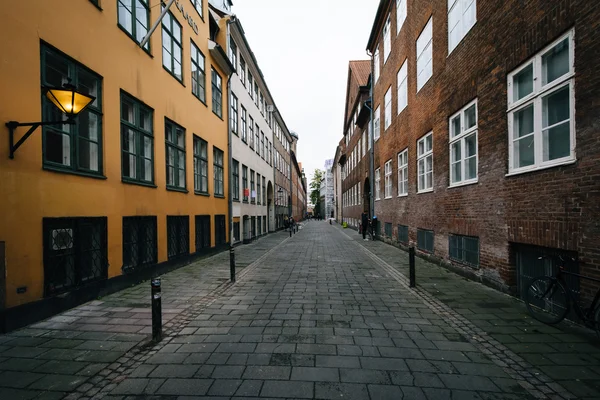 Una calle estrecha, en Copenhague, Dinamarca . —  Fotos de Stock