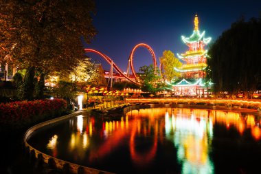 Japonca Kulesi ve t bir gölde yansıtan sürmek gece,