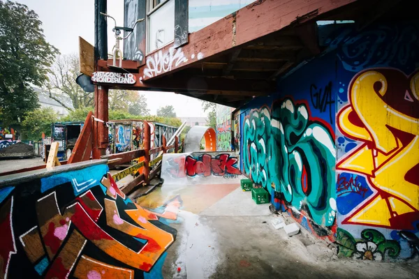 Graffiti en edificios en Christiania, en Christianshavn, Copenha — Foto de Stock