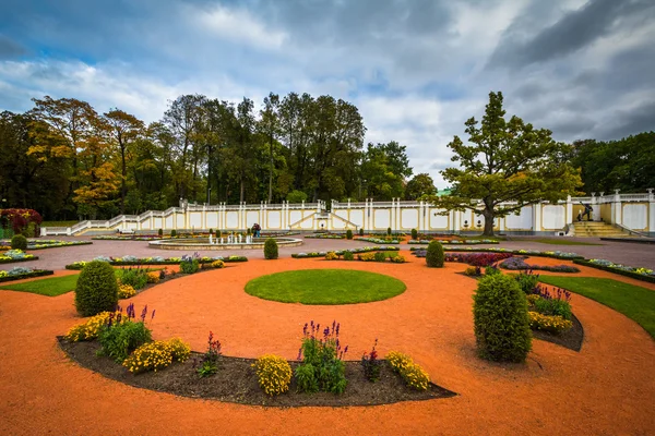 Gardens outside Kadriorg Palace, at Kadrioru Park, in Tallinn, E — Stock Photo, Image