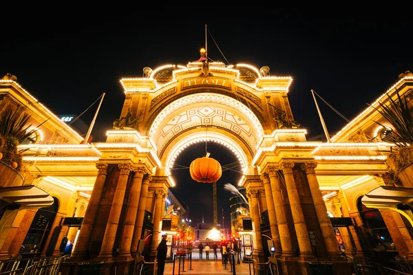 Entrance to Tivoli Gardens at night, in Copenhagen, Denmark. — Stock Photo, Image